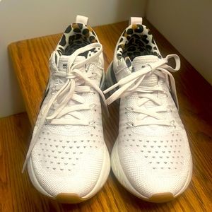 Womens Nike REACT infinity fly knit. Size 6. Pristine Condition white/leopard